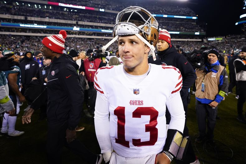 ARCHIVO - Foto del 29 de enero del 2023, el quarterback de los 49ers de San Francisco Brock Purdy camina en el campo tras el encuentro de Campeonato de la NFC ante los Eagles de Filadelfia. El lunes 22 de mayo del 2023, la NFL aprueba permitir el uso de un 3er quarterback de emergencia en caso de lesión. (AP Foto/Chris Szagola, Archivo)