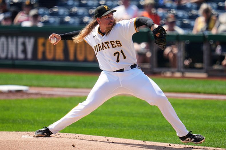 El pitcher de los Piratas de Pittsburgh Lake Bachar lanza en la primera entrada ante los Gigantes de San Francisco el jueves 3 de septiembre del 2026. (AP Foto/Gene J. Puskar)
