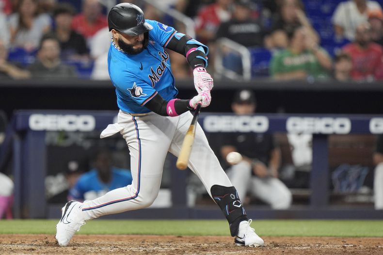 El puertorriqueño de los Marlins de Miami Emmanuel Rivera conecta sencillo para impulsar a Nick Fortes y vencer a los Filis de Filadelfia 7-6 en la décima entrada del juego de béisbol, el domingo 12 de mayo de 2024, en Miami. (AP Foto/Wilfredo Lee)