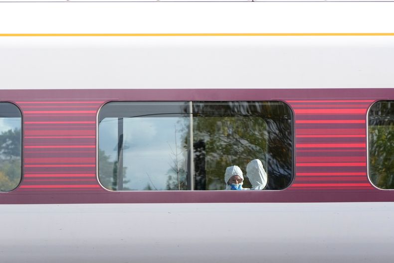 Investigadores forenses se ven en el tren tras un apuñalamiento masivo en un tren con destino a Londres en Huntingdon, Inglaterra, el domino 2 de noviembre de 2025.(AP Foto/Kirsty Wigglesworth)