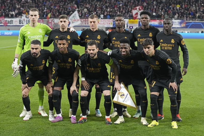 El Real Madrid posa para la foto antes de un partido de la Liga de Campeones ante el Leipzig, el martes 13 de febrero de 2024 (AP Foto/Matthias Schrader)