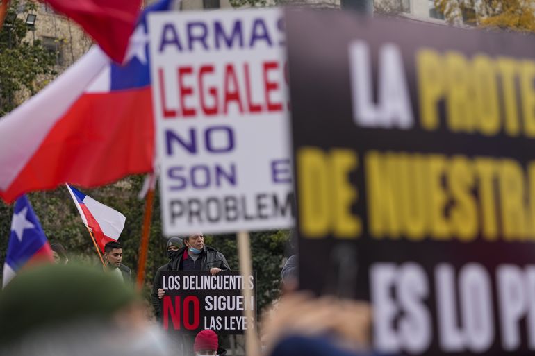 Usuarios de armas protestan por mayor control en Chile