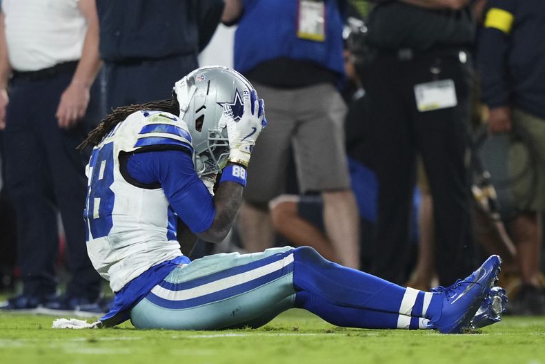 El receptor de los Cowboys de Dallas CeeDee Lamb se toma el casco mientras observa el pase que no pudo atrapar en el encuentro ante de los Eagles de Filadelfia el viernes 5 de septiembre del 2025. (AP Foto/Matt Slocum)