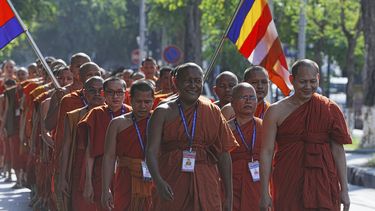 Monjes budistas camboyanos marchan por una calle durante un acto para rezar por los soldados que murieron en combate con las tropas tailandesas a lo largo de su frontera, y para realizar un peregrinaje por la paz, en Nom Pen, Camboya, el 8 de agosto de 2025. (AP Foto/Heng Sinith)