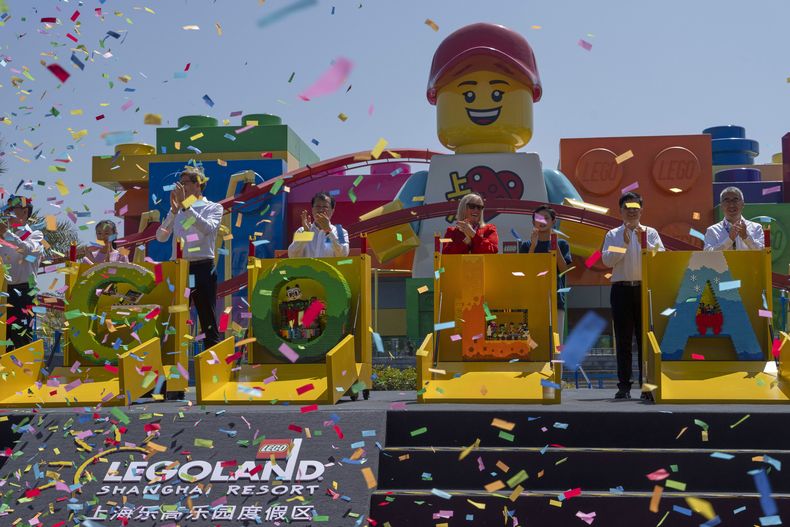 El alcalde de Shanghái, Gong Zheng (centro), Fiona Eastwood, directora general de Merlin Entertainment, y Niels B. Christiansen, presidente y director general de Lego Group, inauguran Legoland Shanghái, el sábado 5 de julio de 2025. (AP Foto/Ng Han Guan)