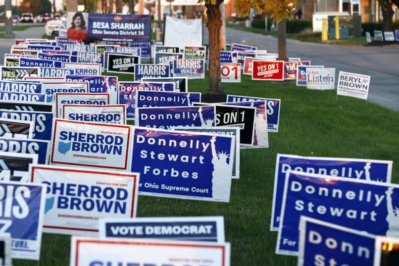 Pancartas de campaña en el exterior de la junta electoral del condado de Franklin en Columbus, Ohio, el martes 8 de octubre de 2024. (AP Foto/Paul Vernon)