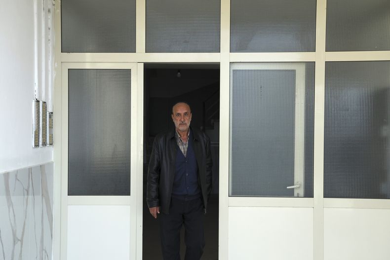 El afgano Mir Hasibullah, de 58 años y exconductor de una empresa estadounidense en Kabul, posa en Shengjin, Albania, el lunes 27 de enero de 2025. Él es uno de muchos afganos que trabajó con el Ejército estadounidense en Afganistán y buscan ser reubicados en EEUU. (AP Foto/Vlasov Sulaj)