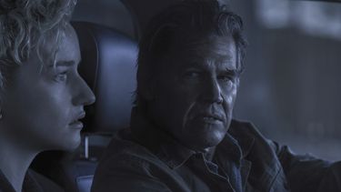 Esta imagen publicada por Warner Bros. Pictures muestra a Julia Garner, a la izquierda, y Josh Brolin en una escena de Weapons. (Quantrell Colbert/Warner Bros. Pictures via AP)