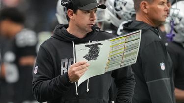 El entrenador en jefe de los Raiders de Las Vegas, Klint Kubiak, observa desde la banda durante la primera mitad de un partido de fútbol americano de la NFL contra los Chiefs de Kansas City en Las Vegas, el 4 de octubre de 2026. (Foto AP/Rick Scuteri)