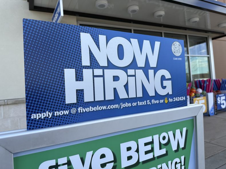Un letrero que anuncia que se están contratando empleados dentro de una tienda el miércoles 3 de abril de 2024, en Centennial, Colorado. (AP Foto/David Zalubowski)