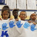 Asistentes al campamento de Verano LASOS sostienen un Proyecto de arte en la secundaria Bel Air en Bel Air, Maryland, el jueves 24 de julio de 2025. (AP Foto/KT Kanazawich)