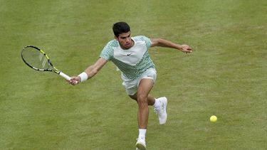 Carlos Alcaraz devuelve ante Arthur Rinderknech durante la primera ronda del torneo de Queens Club, el martes 20 de junio de 2023, en Londres. (Adam Davy/PA vía AP)