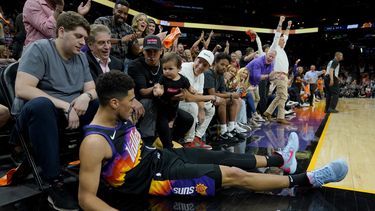 Booker, en duda por lesión en el tendón de la corva