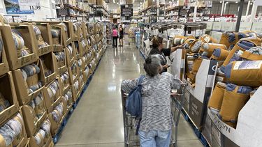 ARCHIVO - Consumidores ven los precios de cobijas a la venta en una tienda de la cadena Costco, el 24 de agosto de 2023, en Sheridan, Colorado. (AP Foto/David Zalubowski, archivo)