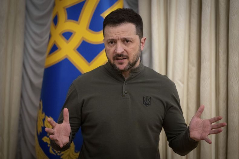 El presidente de Ucrania, Volodymyr Zelenskyy, habla durante la reunión con la presidenta del Banco Europeo de Inversión, Nadia Calviño, en Kiev, Ucrania, el 10 de febrero de 2025. (AP Foto/Efrem Lukatsky)