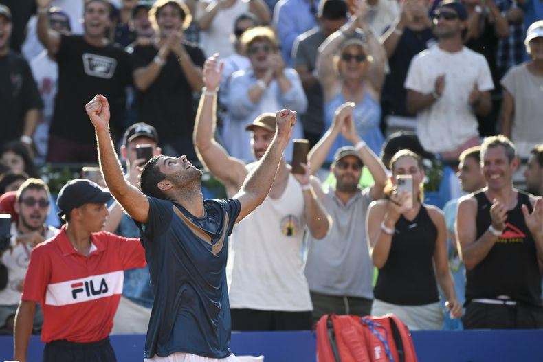 El argentino Facundo Díaz Acosta celebra tras coronarse campeón del Abierto de Argentina al vencer al chileno Nicolás Jarry en la final, el domingo 18 de febrero de 2024. (AP Foto/Gustavo Garello)