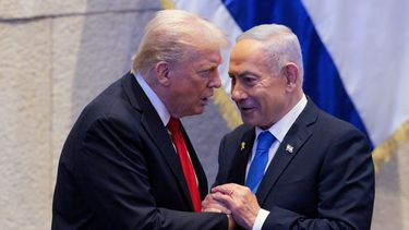 El presidente estadounidense Donald Trump con el primer ministro israelí Benjamin Netanyahu en la Knéset (parlamento israelí) en Jerusalén el 13 de octubre del 2025. (Chip Somodevilla/Pool via AP)