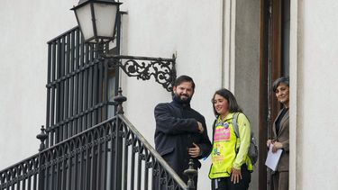 Camila Gómez, madre de Tomás Ross, de 5 años, que padece distrofia muscular de Duchenne, junto al presidente Gabriel Boric después de su reunión en el palacio presidencial de La Moneda, en Santiago, Chile, el miércoles 29 de mayo de 2024. (Foto AP/Esteban Félix)