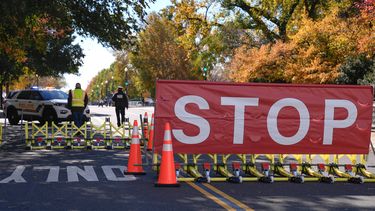 La calle que lleva hacia la Corte Suprema y el Capitolio cerrada a la circulación en el día 36 del cierre del gobierno federal, el miércoles 5 de noviembre de 2025, en Washington. (AP Foto/Mariam Zuhaib)