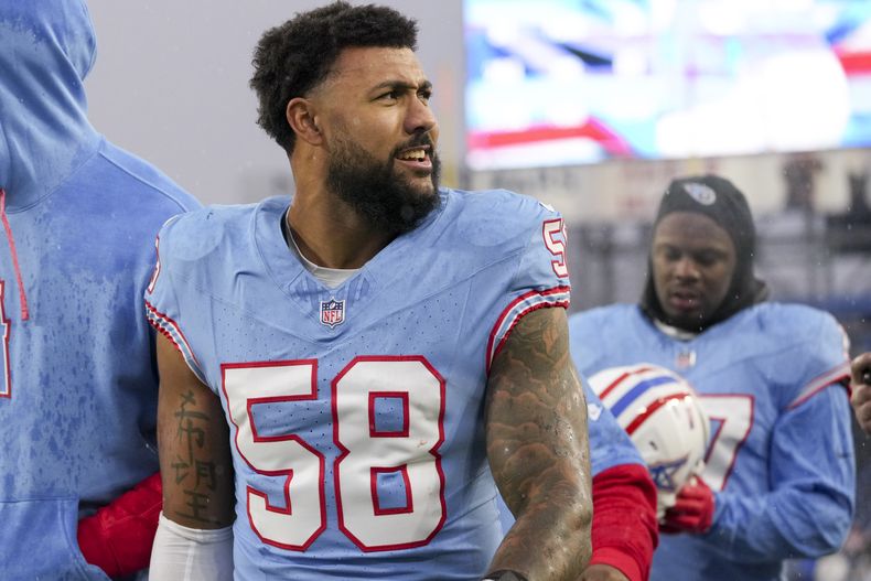 ARCHIVO - Harold Landry III (58), linebacker de los Titans de Tennessee, camina fuera del campo después de la primera mitad del partido de la NFL en contra de los Texans de Houston, el 5 de enero de 2025, en Nashville, Tennessee. (AP Foto/George Walker IV, Archivo)