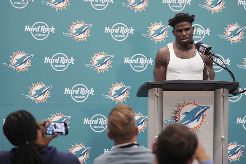 El receptor de los Dolphins de Miami Tyreek Hill habla en conferencia de prensa tras el encuentro ante los 49ers de San Francisco el domingo 22 de diciembre del 2024. (AP Foto/Rebecca Blackwell)