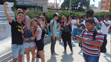 youtubers cubanos se dan cita con sus seguidores en un parque habanero
