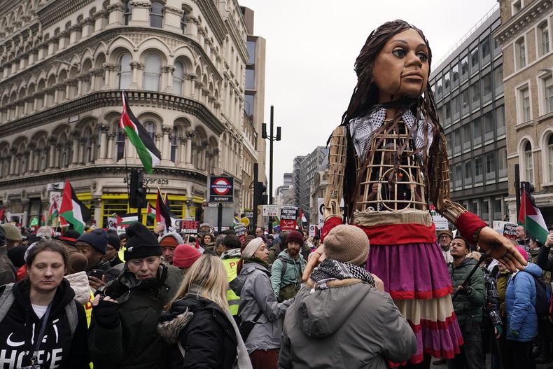 La Pequeña Amal, una marioneta que representa a una refugiada siria de 10 años, en una manifestación en apoyo a los palestinos, en Londres, el 13 de enero de 2024. (Foto AP/Alberto Pezzali )
