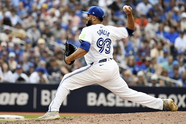 El relevista de los Azulejos de Toronto, el dominicano Yimi Garcia lanza en la novena entrada ante los Tigres de Detroit el sábado 20 de julio del 2024. (Jon Blacker/The Canadian Press via AP)
