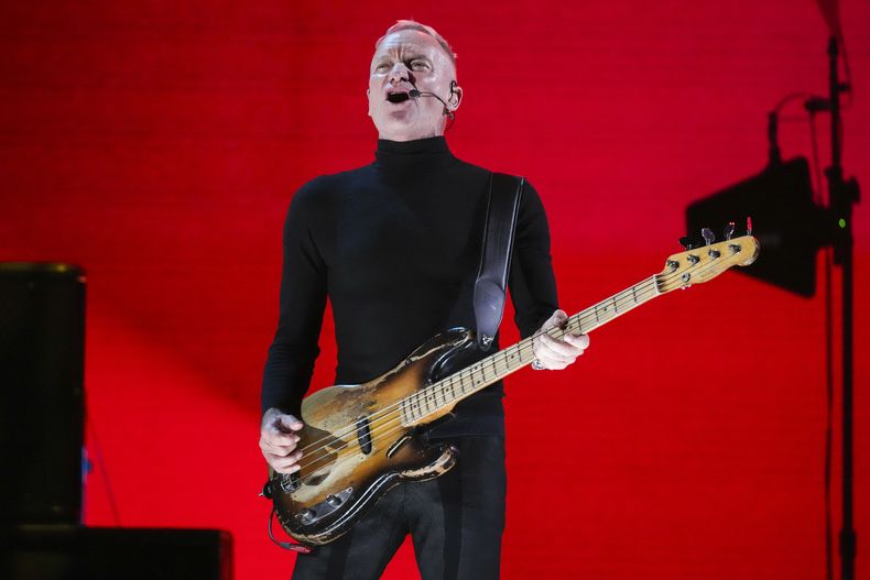 Sting se presenta durante el concierto benéfico FireAid el jueves 30 de enero de 2025 en Intuit Dome en Inglewood, California. (Foto Jordan Strauss/Invision/AP)