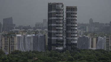India derriba 2 torres de viviendas por violar las normas