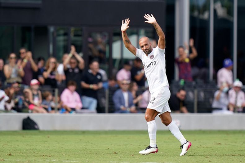 ARCHIVO - El entonces delantero de Inter Miami Federico Higuaín saluda a los espectadores tras ser reemplazado durante el segundo tiempo del partido contra New York City FC, el 30 de octubre de 2021, en Fort Lauderdale, Florida. (AP Foto/Wilfredo Lee)