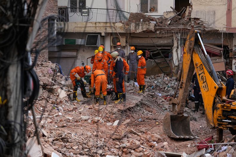 Rescatistas siguen buscando a personas atrapadas bajo los escombros de un edificio derruido en Nueva Delhi, India, el lunes 7 de septiembre de 2026. (AP Foto/Manish Swarup)