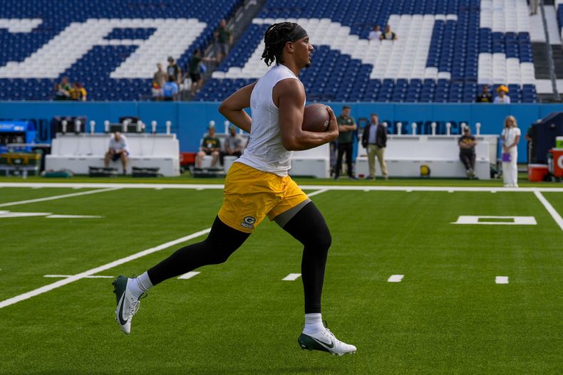 Jordan Love, quarterback de los Packers de Green Bay, corre con el balón antes del partido del domingo 22 de septiembre de 2024, ante los Titans de Tennessee (AP Foto/George Walker IV)