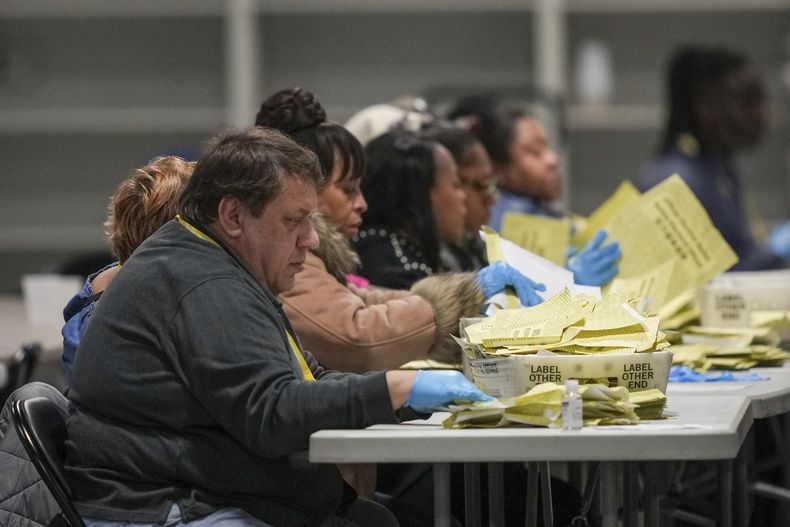 Trabajadores electorales procesan los votos por correo para las elecciones generales en el almacén electoral de Filadelfia, el martes 5 de noviembre de 2024, en Filadelfia. (AP Foto/Matt Rourke)