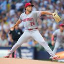 El pitcher de los Rojos de Cincinnati Chase Burns lanza en la primera entrada ante los Cerveceros de Milwaukee el jueves 2 de julio del 2026. (AP Foto/Kayla Wolf)