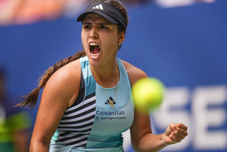 La colombiana Camila Osorio durante el partido contra la tunecina Ons Jabeur reacciona en la primera ronda del US Open, el martes 29 de agosto de 2023, en Nueva York. (AP Foto/Manu Fernández)