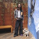El cantautor colombiano Esteman posa para un retrato con su perro Benito durante una entrevista en la Ciudad de México el 21 de mayo de 2024. (Foto AP/Berenice Bautista)