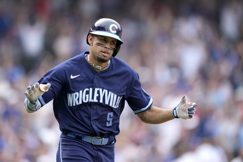 El dominicano de los Cachorros de Chicago Christopher Morel celebra su cuadrangular de dos carreras ante el relevista Xzavion Curry de los Guardianes de Cleveland en la sexta entrada del juego en Chicago. Viernes 30 de junio de 2023. (AP Foto/Charles Rex Arbogast)