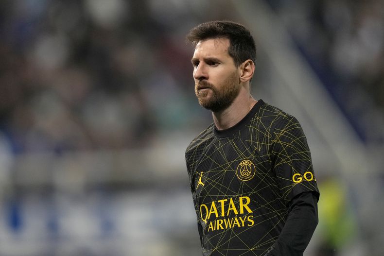 Lionel Messi del Paris Saint-Germain durante el partido contra Auxerre en la liga francesa, el domingo 21 de mayo de 2023. (AP Foto/Thibault Camus)