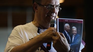 El excanciller mexicano Marcelo Ebrard muestra un reporte de su gestión como secretario de Relaciones Exteriores, presentado con una foto del presidente de México, Andrés Manuel López Obrador, y del mandatario de Estados Unidos, Joe Biden, en una conferencia de prensa en una librería el lunes 12 de junio de 2023, en la Ciudad de México. Ebrard anunció el lunes 19 de junio de 2023 que, de ganar la candidatura de Morena y ser electo presidente, colocaría al hijo del mandatario, Andrés Manuel López Beltrán, a cargo de una nueva secretaría dedicada a la Cuarta Transformación. (AP Foto/Fernando Llano)