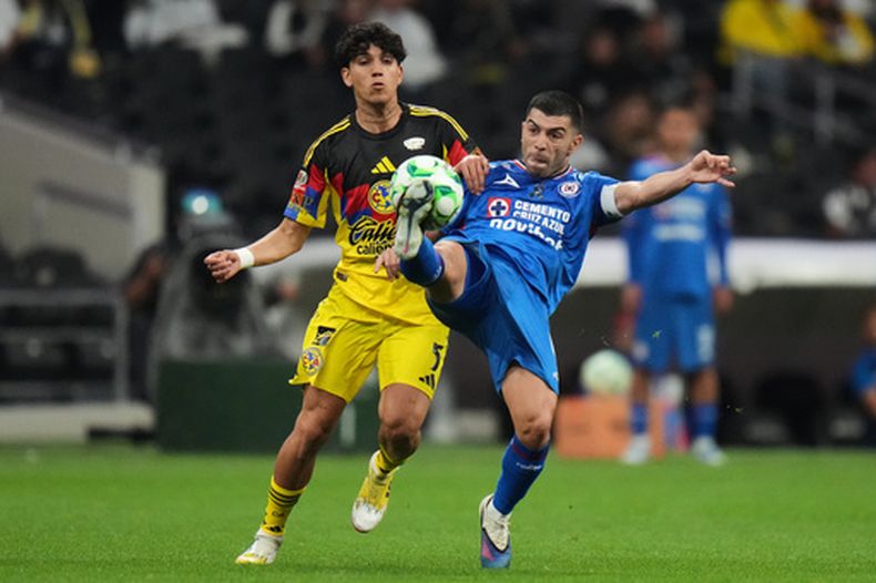 Erik Lira, del Cruz Azul, controla una pelota frente a Kevin Álvarez, del América, en un duelo de la Liga MX, disputado el sábado 11 de abril de 2026 (AP Foto/Eduardo Verdugo)