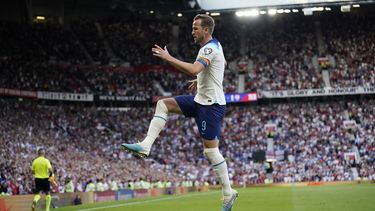 Harry Kane celebra tras anotar el primer gol de Inglaterra en la victoria 7-0 ante Macedonia del Norte en las eliminatorias de la Eurocopa, el lunes 19 de junio de 2023, en Manchester. (AP Foto/Dave Thompson)