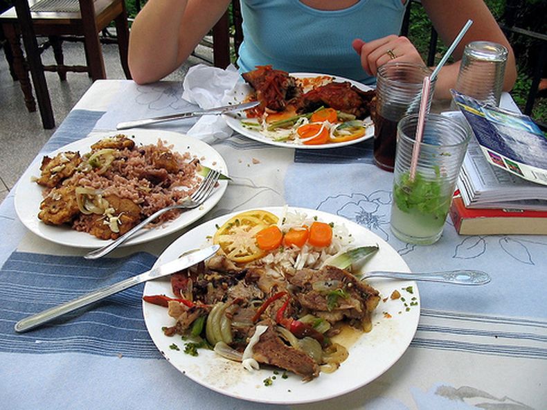 Aunque la tradición de la cena de Navidad ha ido recuperando terreno entre nosotros, el último día del año sigue siendo la principal festividad en la Isla.