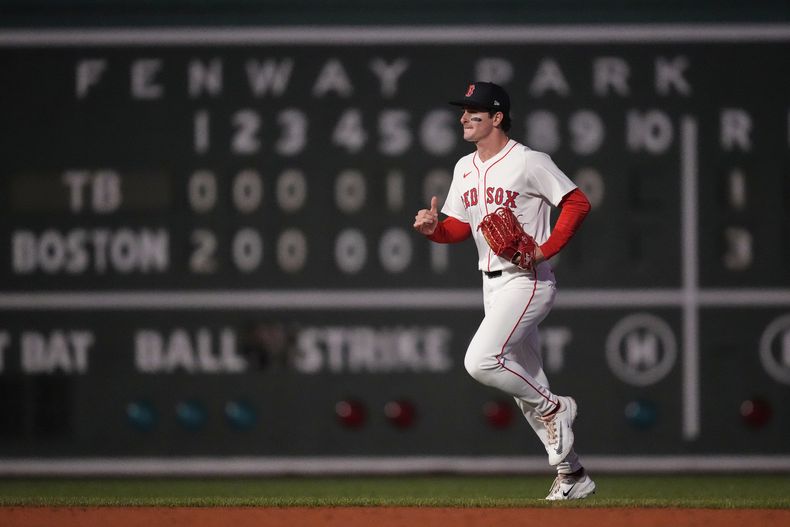 Roman Anthony, jardinero de los Medias Rojas de Boston, se retira del terreno tras el triunfo sobre los Rays de Tampa Bay el martes 10 de junio de 2025 (AP Foto/Charles Krupa)