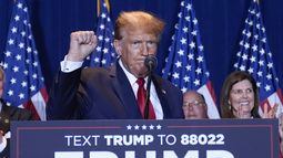El precandidato presidencial republicano y expresidente Donald Trump alza un puño durante un evento en la noche de las primarias en la feria estatal de Carolina del Sur, el sábado 24 de febrero de 2024, en Columbia, Carolina del Sur. (AP Foto/Andrew Harnik)
