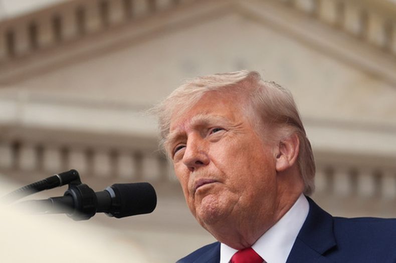 El presidente de Estados Unidos, Donald Trump, habla durante la 158va Conmemoración Nacional del Día de los Caídos, que coincide con el 250 aniversario de la Independencia del país, en el Anfiteatro del Monumento en el Cementerio Nacional de Arlington, el lunes 25 de mayo de 2026, en Arlington, Virginia. (AP Foto/Alex Brandon)