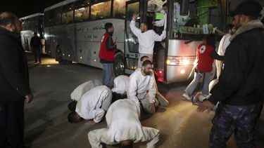 Prisioneros palestinos oran a su llegada a la Franja de Gaza tras ser liberados de una prisión israelí luego de un acuerdo de cese el fuego entre Hamás e Israel, el jueves 27 de febrero de 2025, en Jan Yunis, Franja de Gaza. (AP Foto/Jehad Alshrafi)