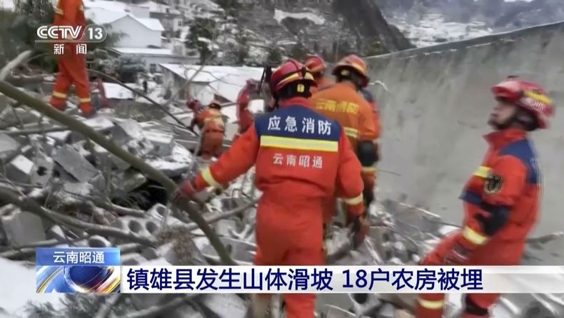 En esta imagen tomada de un video emitido por la televisora estatal china CCTV, rescatistas buscan entre los restos tras un alud de tierra en el poblado de liangshui, en la provincia suroccidental china de Yunnan, el lunes 22 de enero de 2024. Docenas de personas quedaron sepultadas y cientos fueron evacuadas por el deslave. (CCTV via AP)