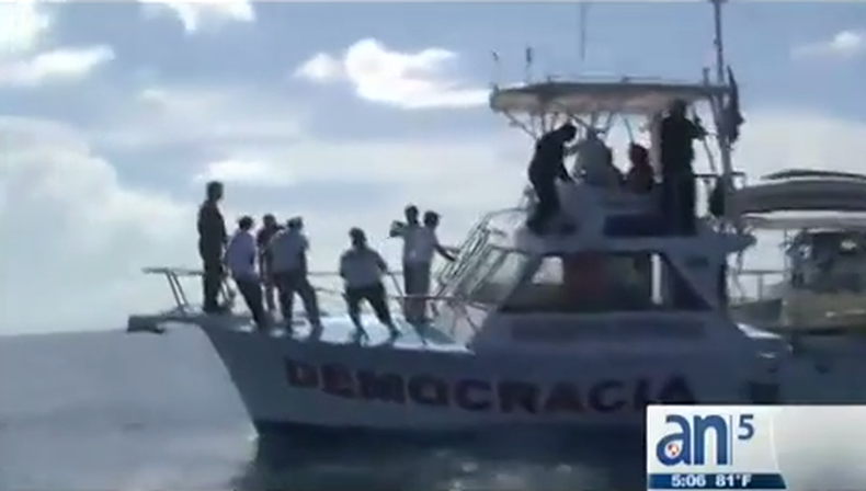 Los fuegos artificiales que una flotilla del exilio cubano en Miami (EE.UU) lanzó frente a las costas de Cuba para conmemorar el vigésimo aniversario del hundimiento de un remolcador alcanzaron a verse desde el litoral de La Habana.