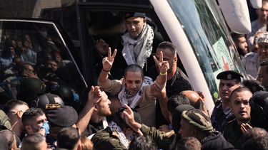 Un prisionero palestino llega a Ramala, Cisjordania, tras ser liberado por Israel el 13 de octubre del 2025. . (AP foto/Majdi Mohammed)